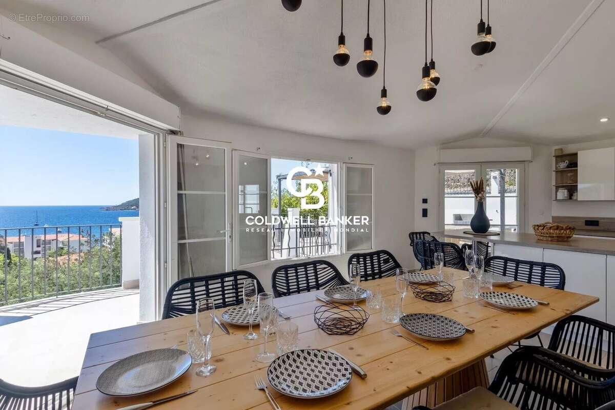 Située dans un domaine privé et sécurisé d’Agay à Saint-Raphaël, opportunité d’investissement rare sur la Côte d’Azur, alliant e - photo 5
