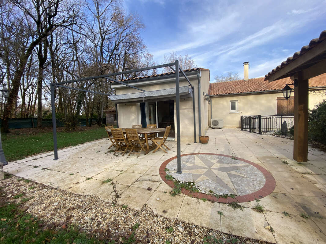 Maison à ROULLET-SAINT-ESTEPHE