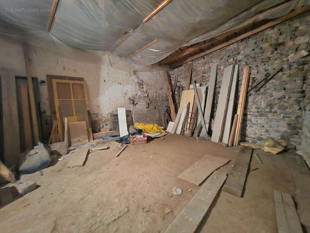 MIREFLEURS / Maison T5 de 115 M2, cour et nombreuses dépendances ! - photo 13