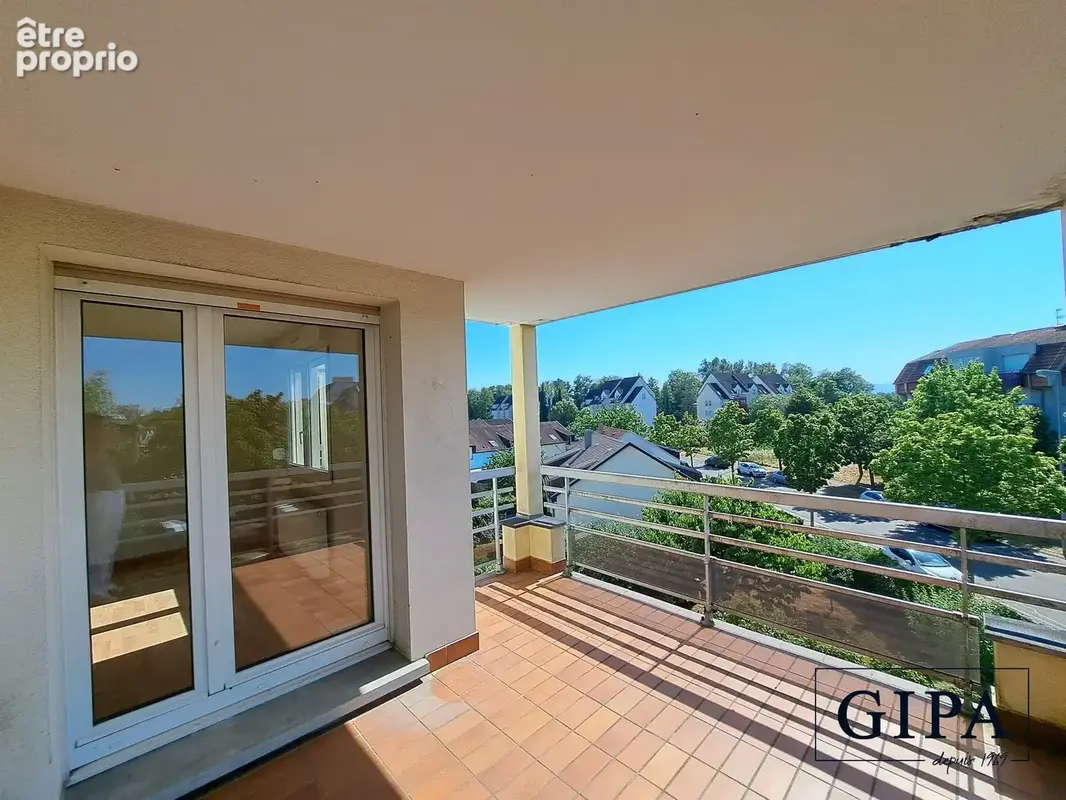 Large balcon avec vue dégagée