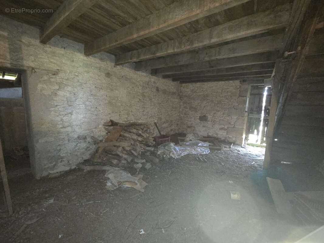Maison en pierre à rénover   Fort potentiel d’aménagement - photo 8