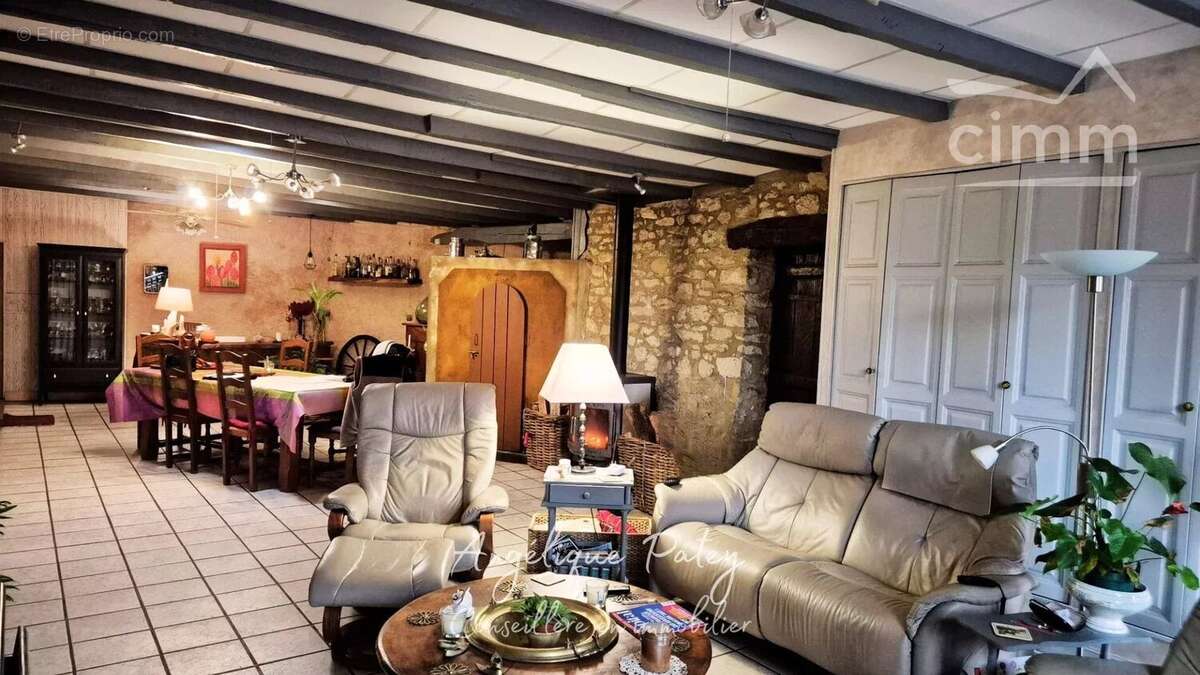 Fort potentiel ! 300 m2 Habitables avec dépendances et terrain constructible - photo 6