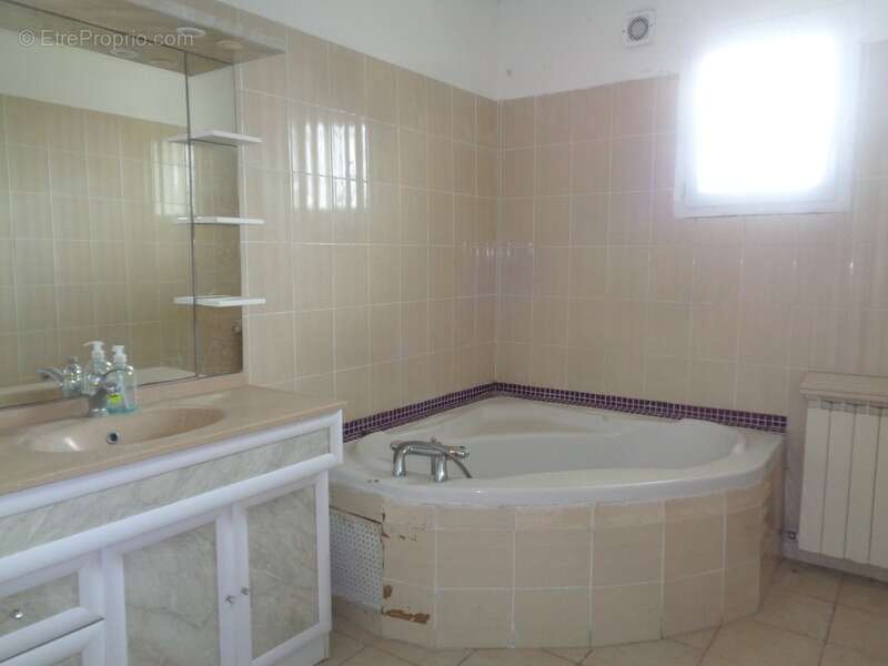 Maison à SAINT-GENIS-DE-SAINTONGE