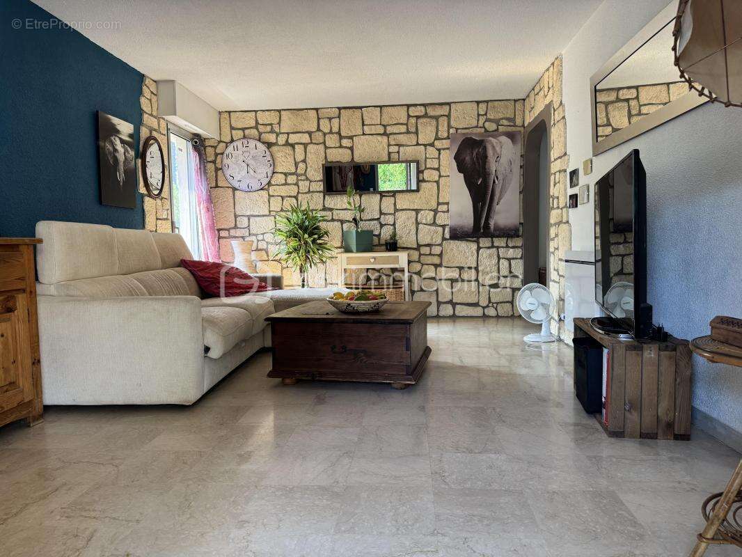À Saint-Raphaël (83700), dans un quartier recherché, beau T3 de 59,84 m² avec terrasse, jardin privatif de 39 m², garage et cave - photo 11