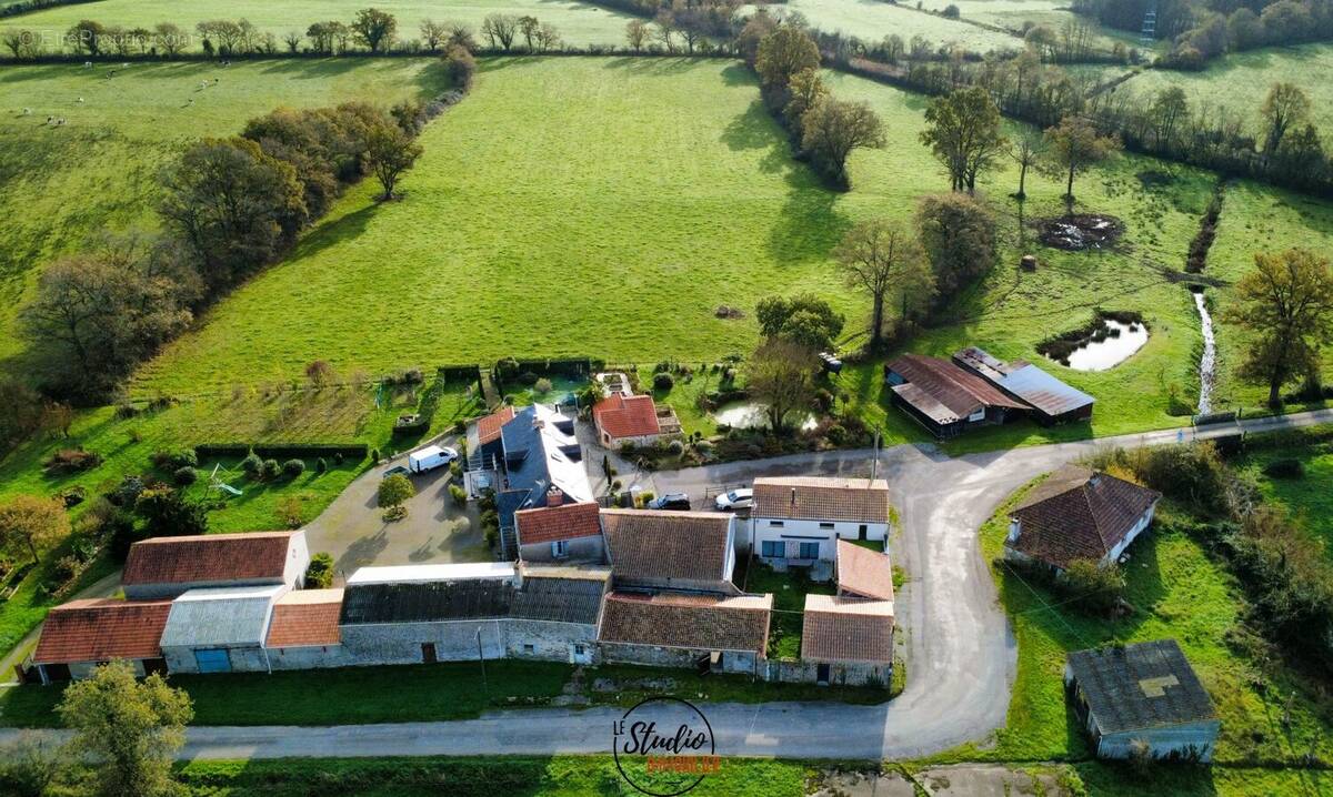 Maison à SAINT-HILAIRE-DE-CHALEONS