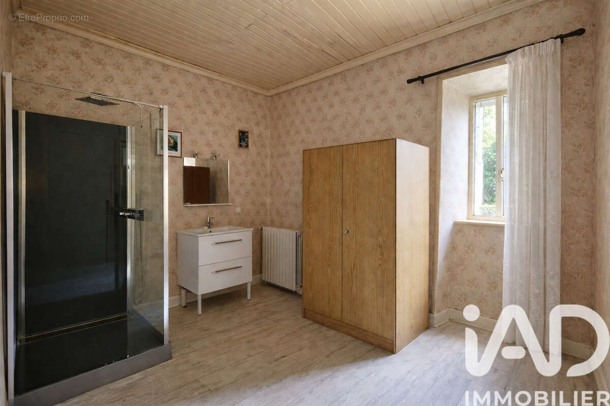 Maison 104 m² à Laval-De-Cere  - photo 9