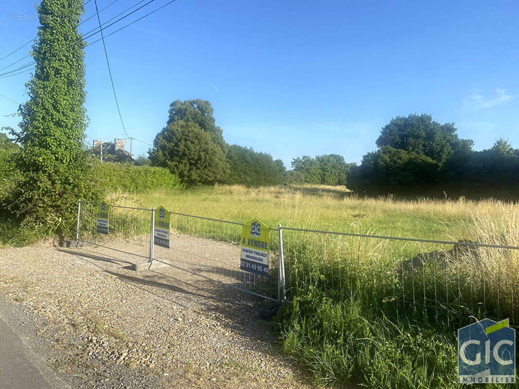 Terrain à LE VAL-SAINT-PERE
