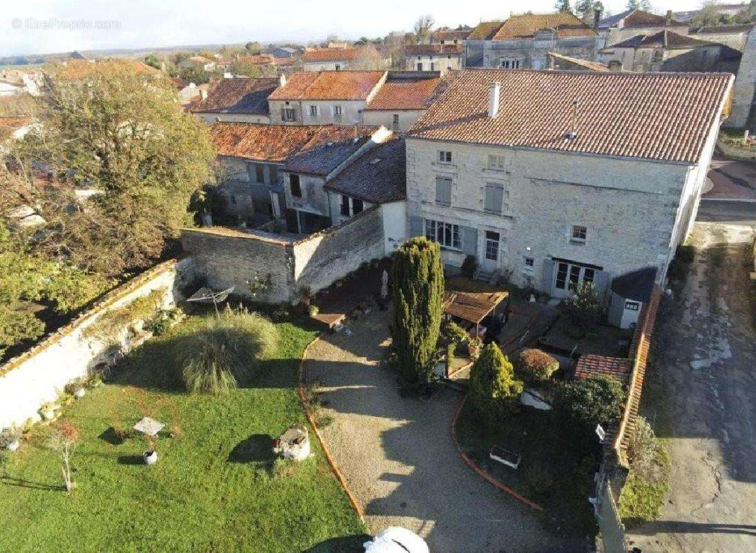 Maison à AIGRE