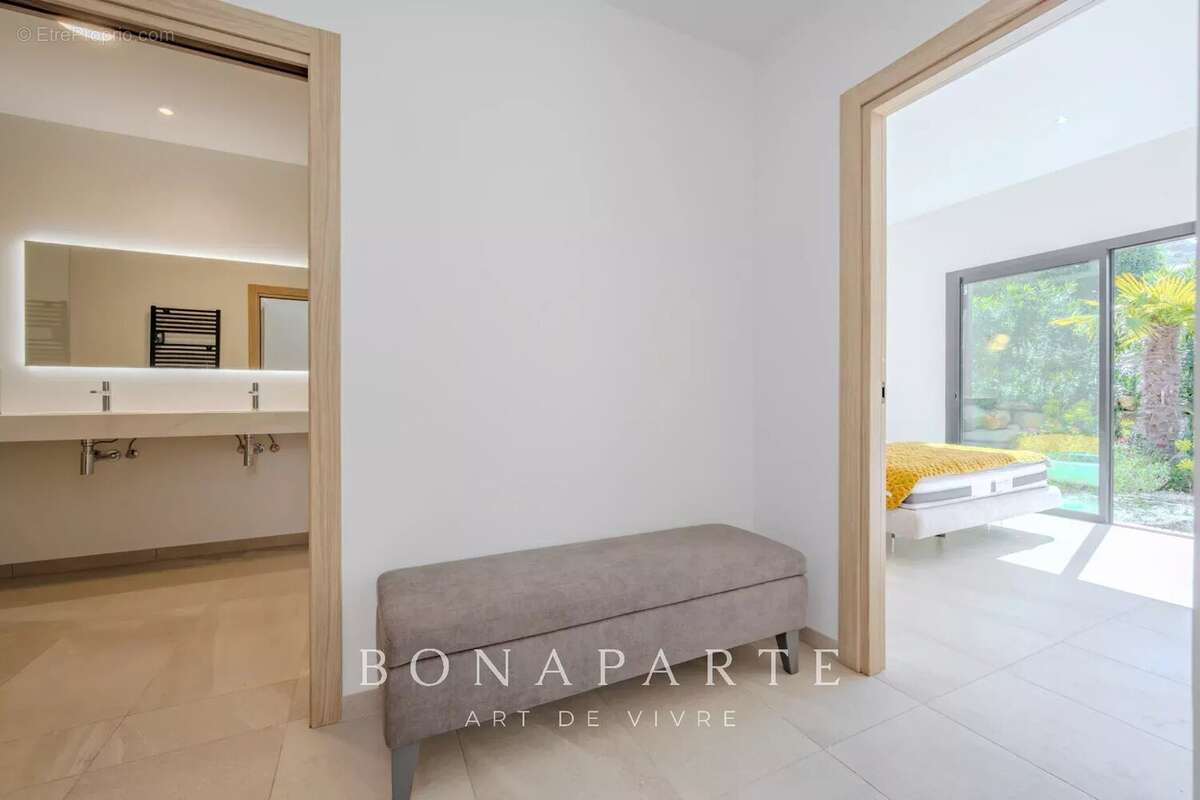 SAINT-TROPEZ GASSIN Exclusivité : Superbe villa-appartement en duplex avec vue mer exceptionnelle - photo 16