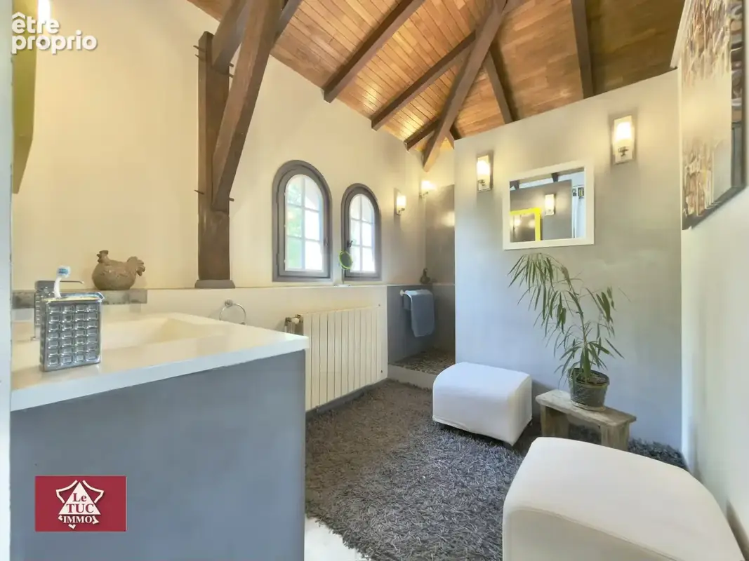 Maison en pierre avec garage, piscine et jardin. - photo 15