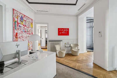 Commerce à PARIS-8E