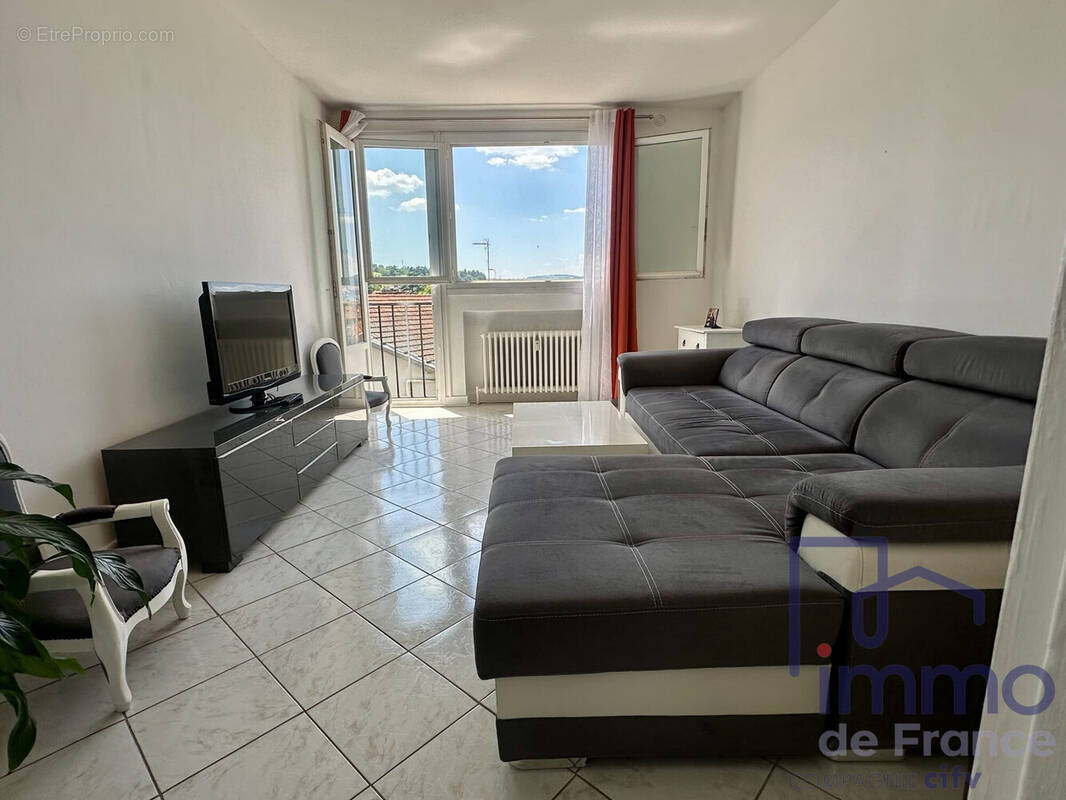 Appartement à LE CHAMBON-FEUGEROLLES