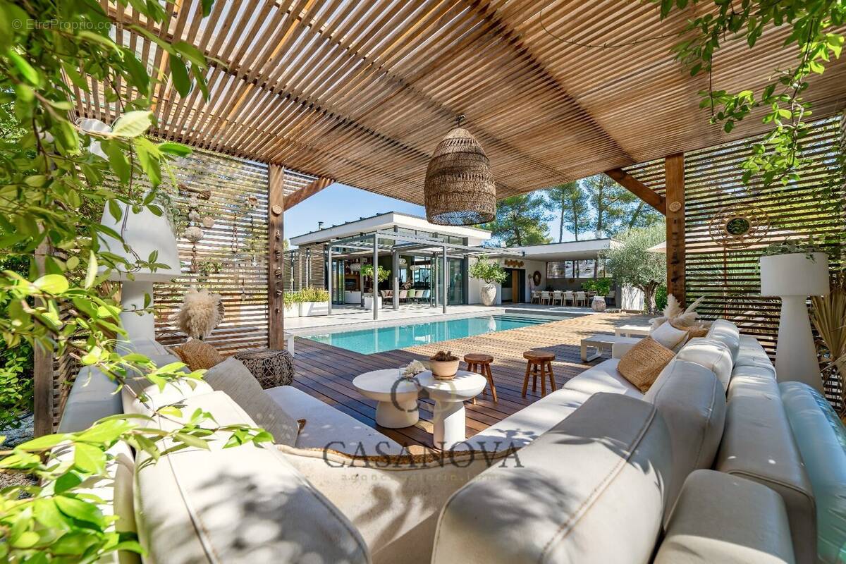 Maison à SAINT-CLEMENT-DE-RIVIERE