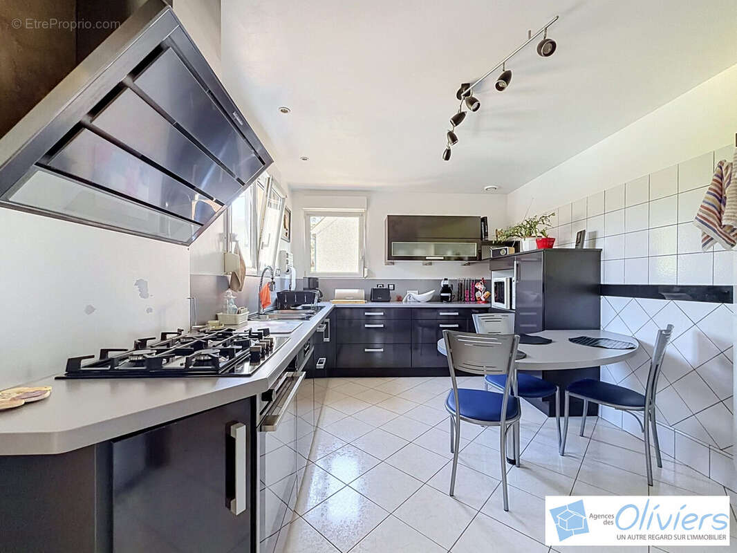 Maison 165 m² à Saint-Remy-Les-Chevreuse  - photo 6