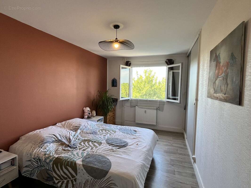 Chambre 2  - Appartement à JASSANS-RIOTTIER