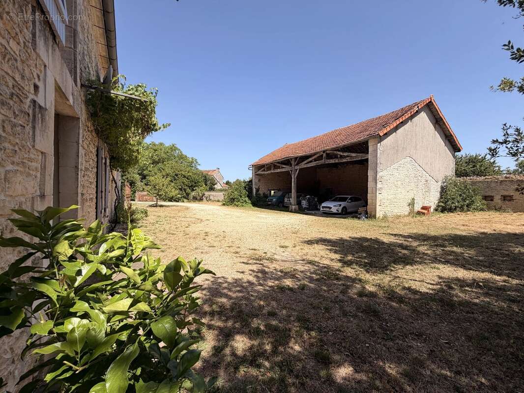 Propriété de caractère exceptionnelle avec appartement indépendant, potentiel gîte, garages et grand hangar - photo 26