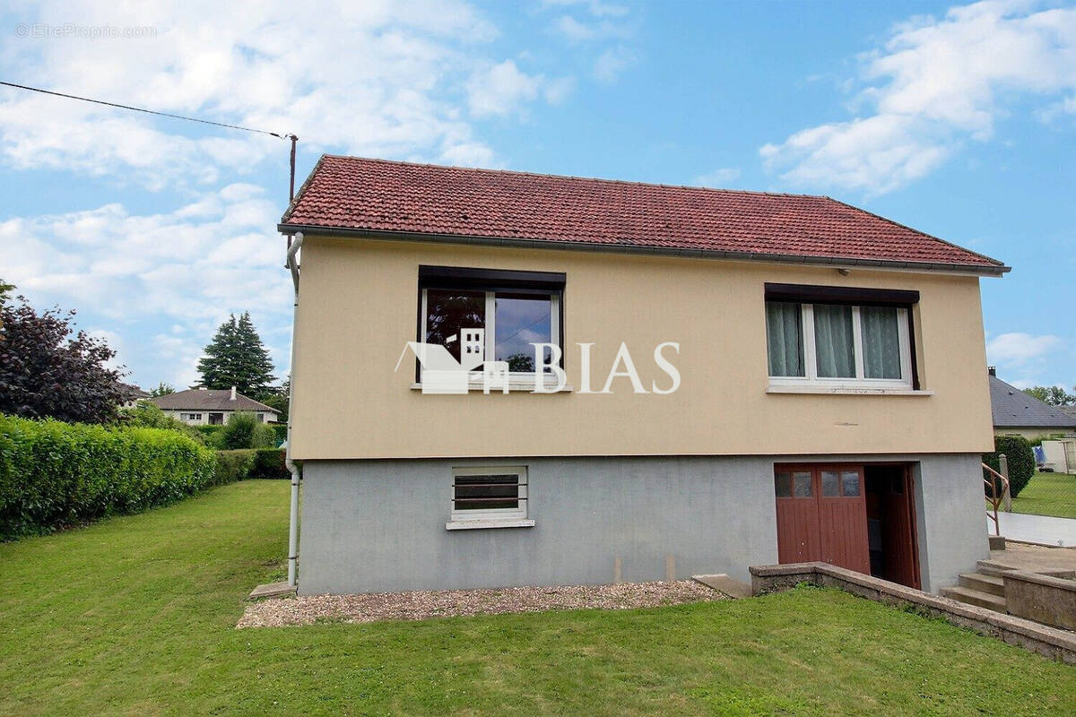 Maison à SAINT-OUEN-DE-THOUBERVILLE