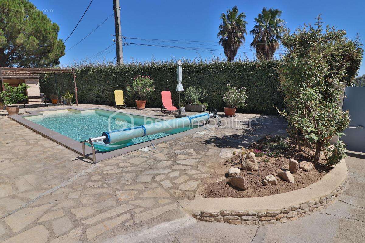 Maison plain-pied de 106m² sur 780m² de terrain avec 3 chambres, garage et piscine - photo 3
