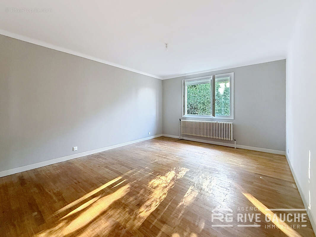 Maison lumineuse avec sous-sol complet sur plus de 2 000 m2 de terrain - photo 4