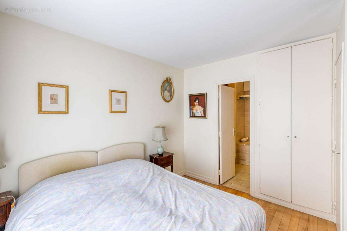 Appartement à PARIS-16E