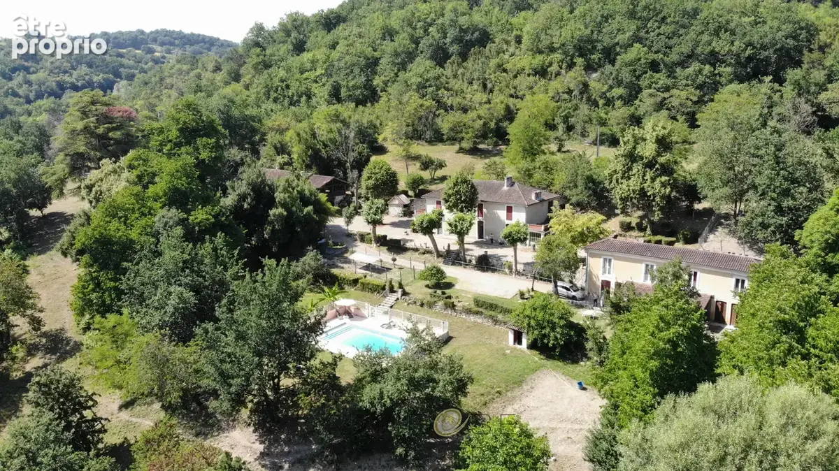 Propriété de caractère avec activité de gîtes sur  environ 10 hectares . - photo 4
