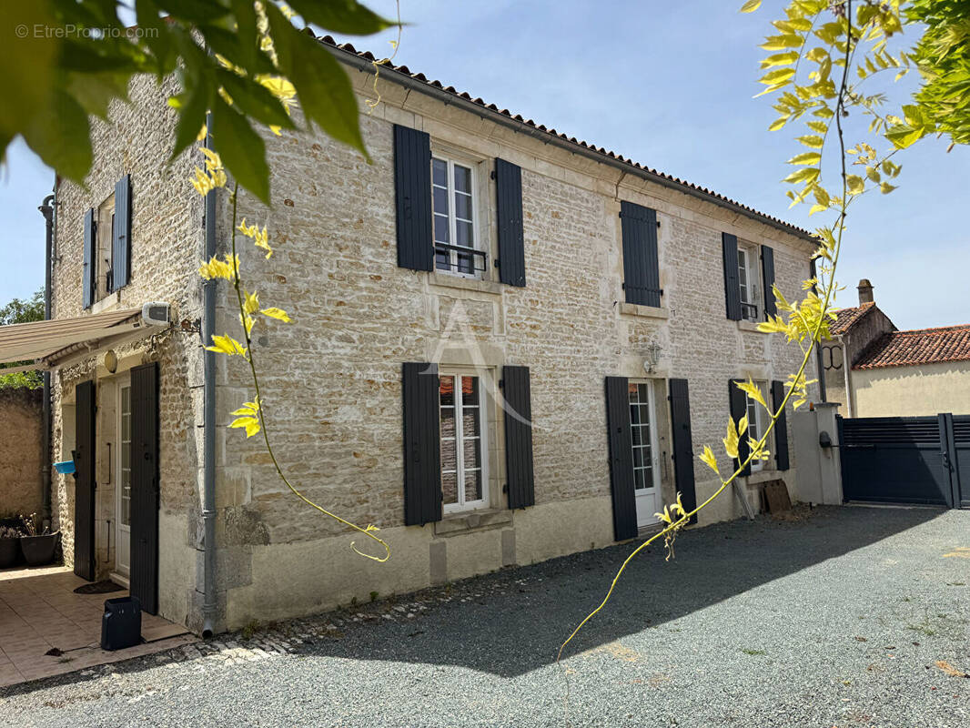 Maison à VOUILLE-LES-MARAIS