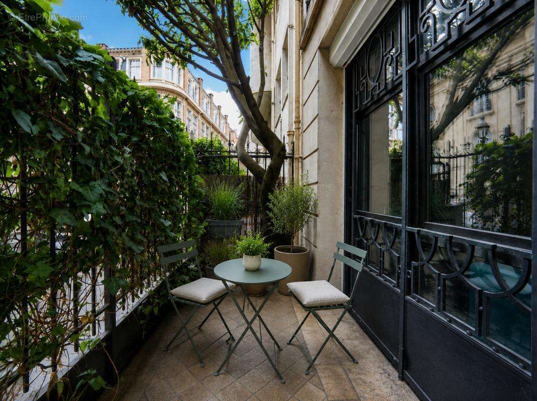 Appartement à PARIS-16E