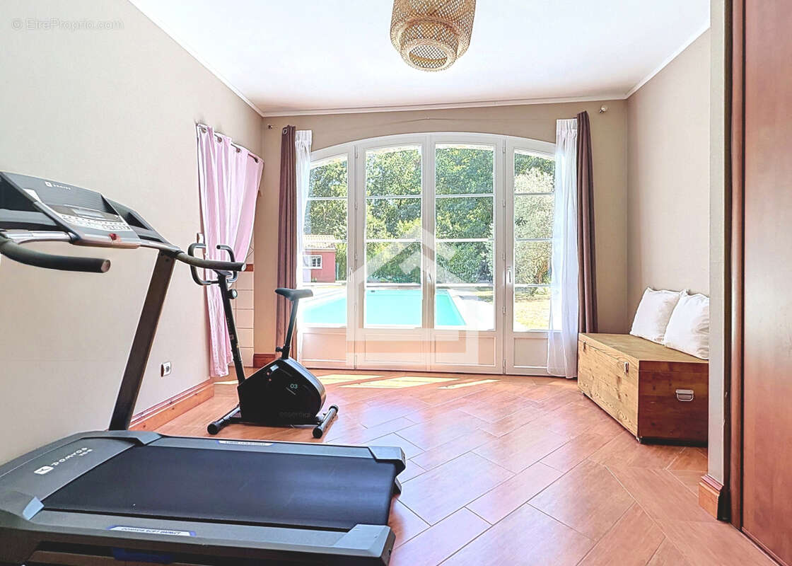 Élégante maison avec dépendance, parc paysager, piscine et au calme - photo 18