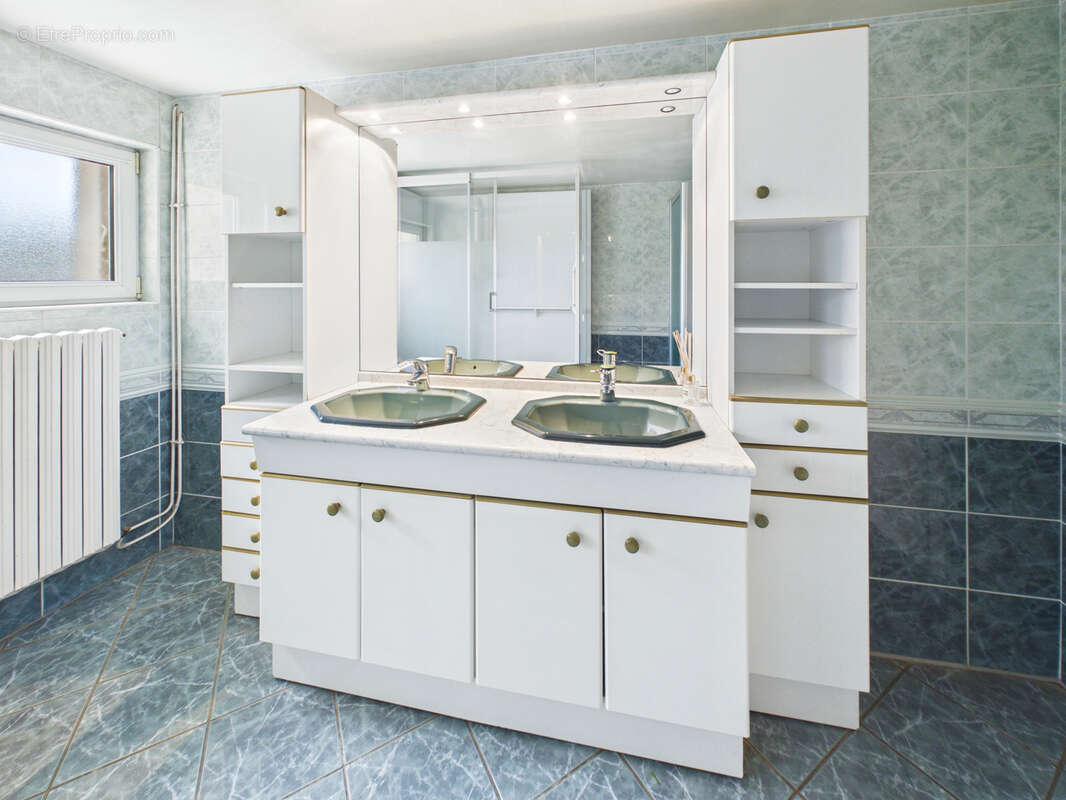 EMPLACEMENT IDEAL pour cette Grande maison située au centre du village d'AUGNY - photo 14