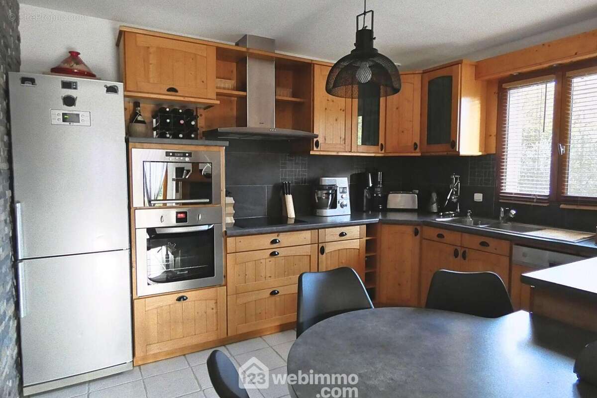 Et une cuisine ouverte... - Maison à UGINE