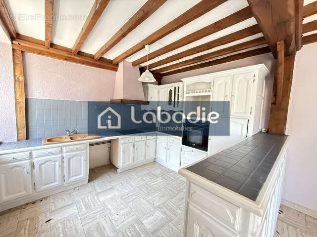 Maison en pierre proche du centre ville avec grand espace de stockage. - photo 4