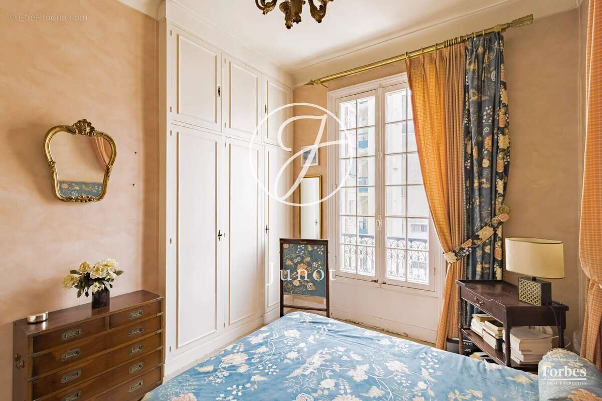 Paris 7e - HÔTEL DES INVALIDES - Appartement - 64,90m² Carrez - 65,76m² au sol - 1 chambre - Balcon - Vue dégagée sur le dôme de - photo 9