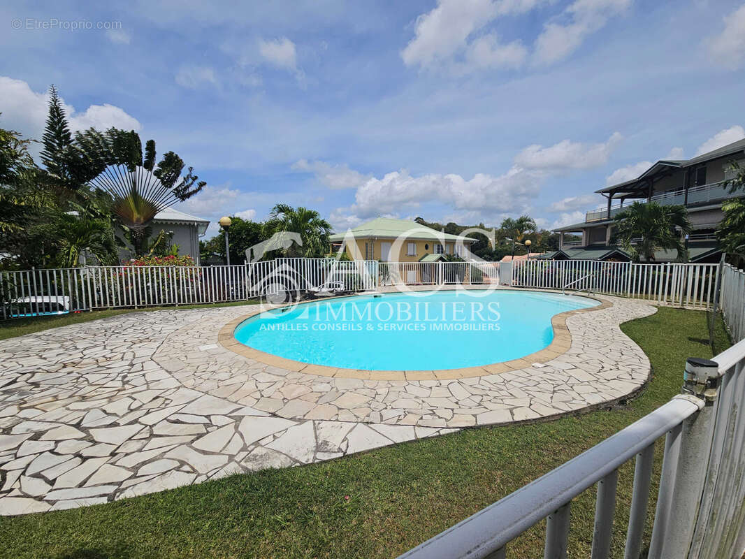 F2 avec grande terrasse et garage fermé dans résidence avec piscine - photo 10