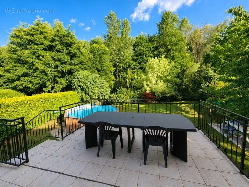 Maison familiale 5 chambres au calme, sans vis-à-vis, avec piscine et rivière en fond de jardin - photo 8