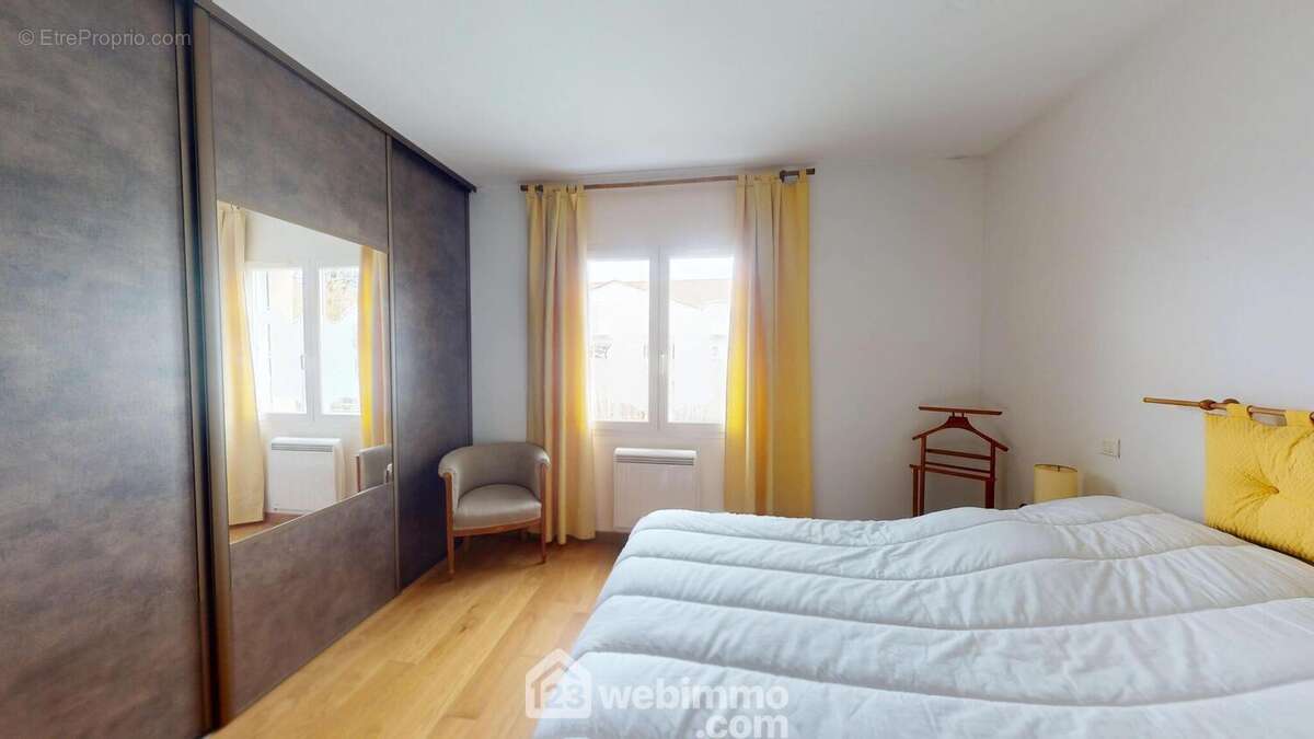 Grande chambre avec dressing. - Maison à SAINT-VINCENT-SUR-JARD