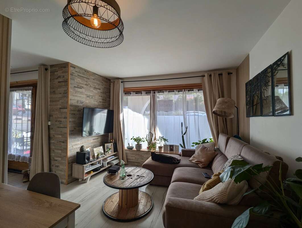 Appartement à MORILLON