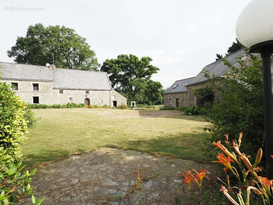 Agréable propriété ancienne en pierres avec dépendance et puits - photo 2
