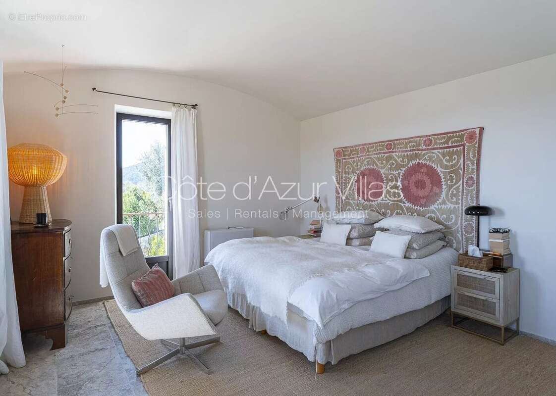 Maison à CHATEAUNEUF-GRASSE