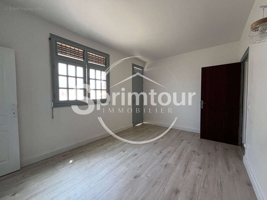 Maison familiale de 4 chambres avec T2 indépendant et garage sur un terrain clôturé - photo 12