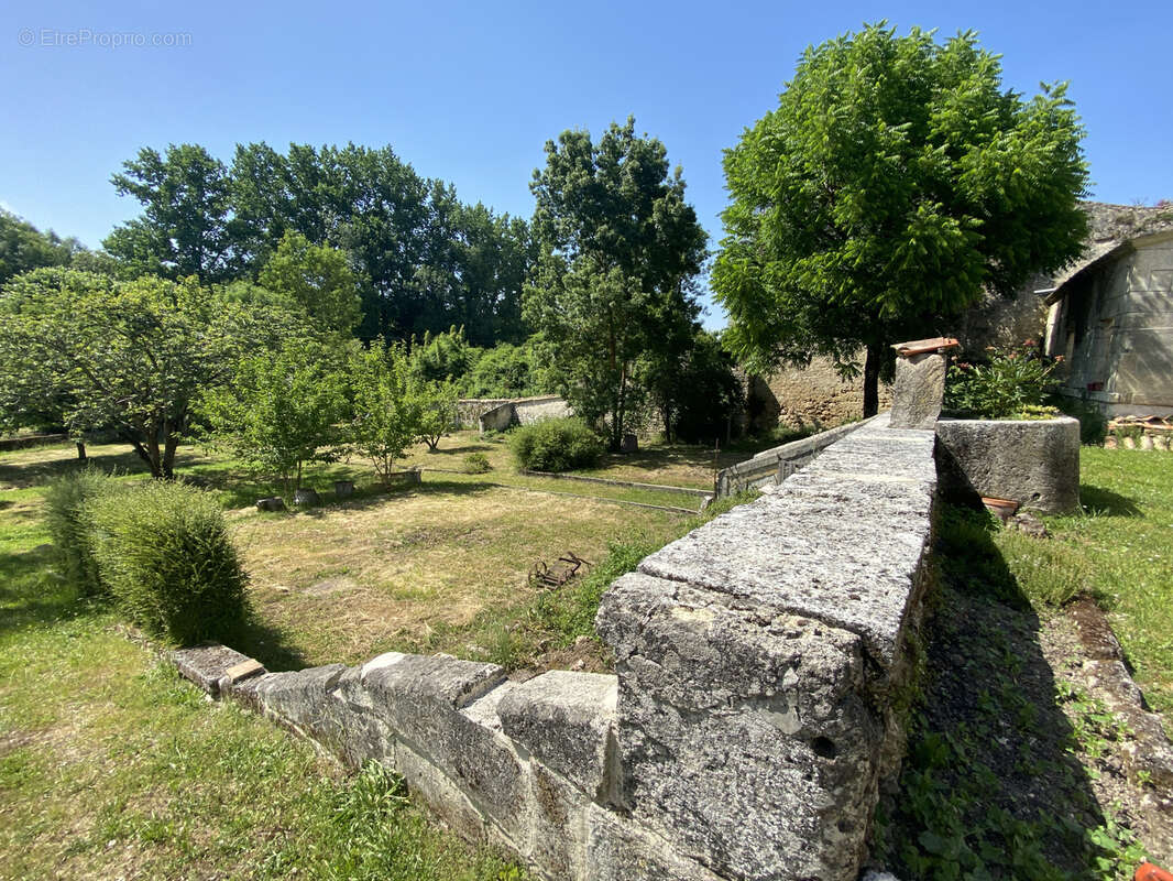 Maison à ROULLET-SAINT-ESTEPHE