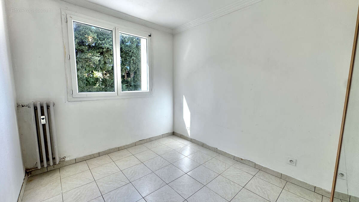 Appartement à LE REVEST-LES-EAUX