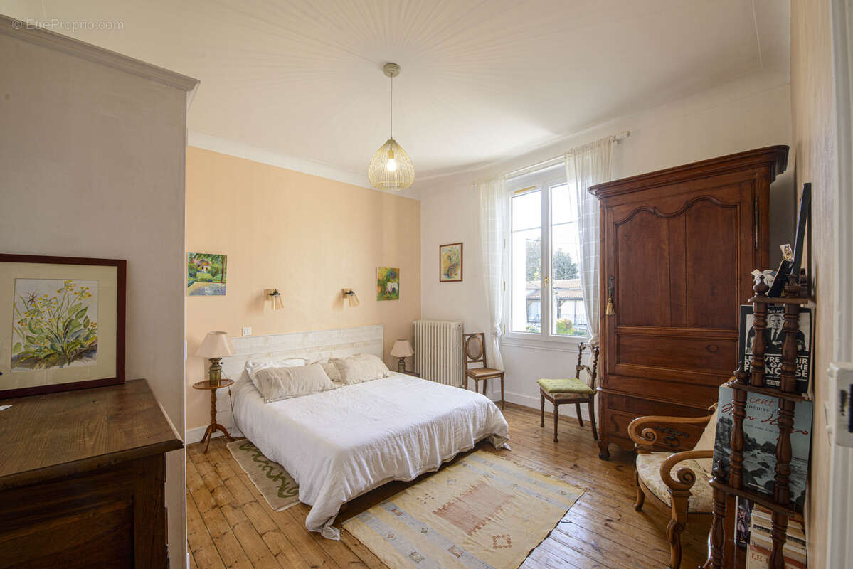 Maison à MONTMOREAU-SAINT-CYBARD