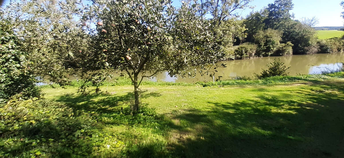 Terrain à MIRECOURT
