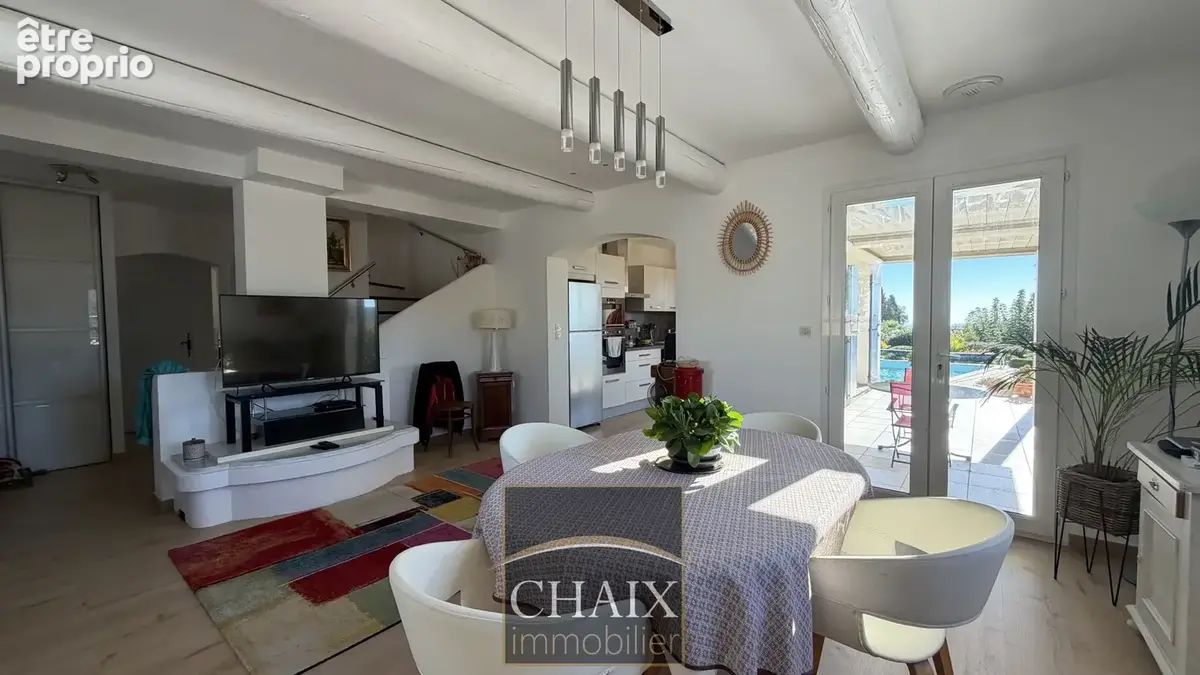 Villa lumineuse avec vue dégagée et piscine. - photo 12