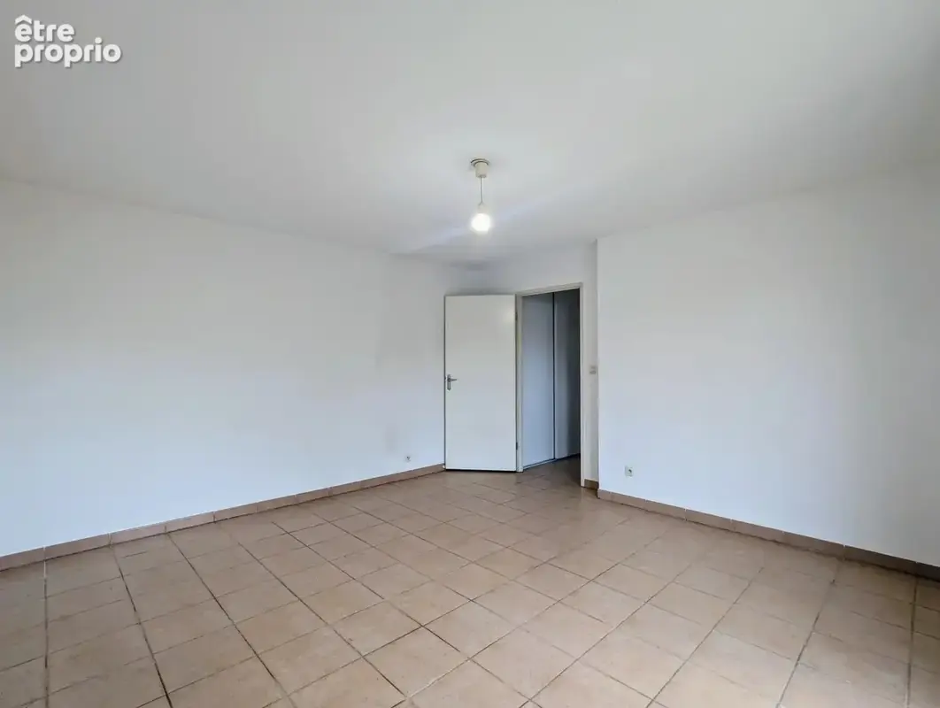 A vendre - appartement t2 + pk sous-sol - croix benite - photo 4
