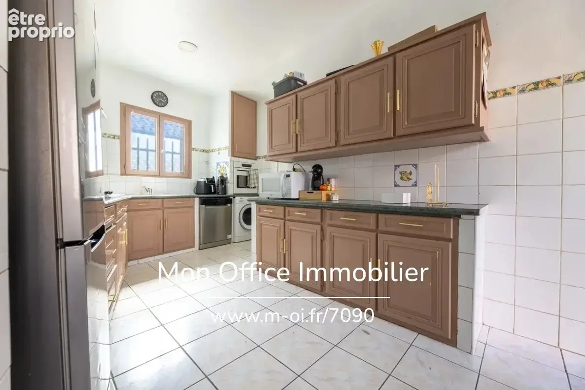 Référence : 7090-AMB - Immeuble 5 pièces avec local commercial et chambre froide - photo 2