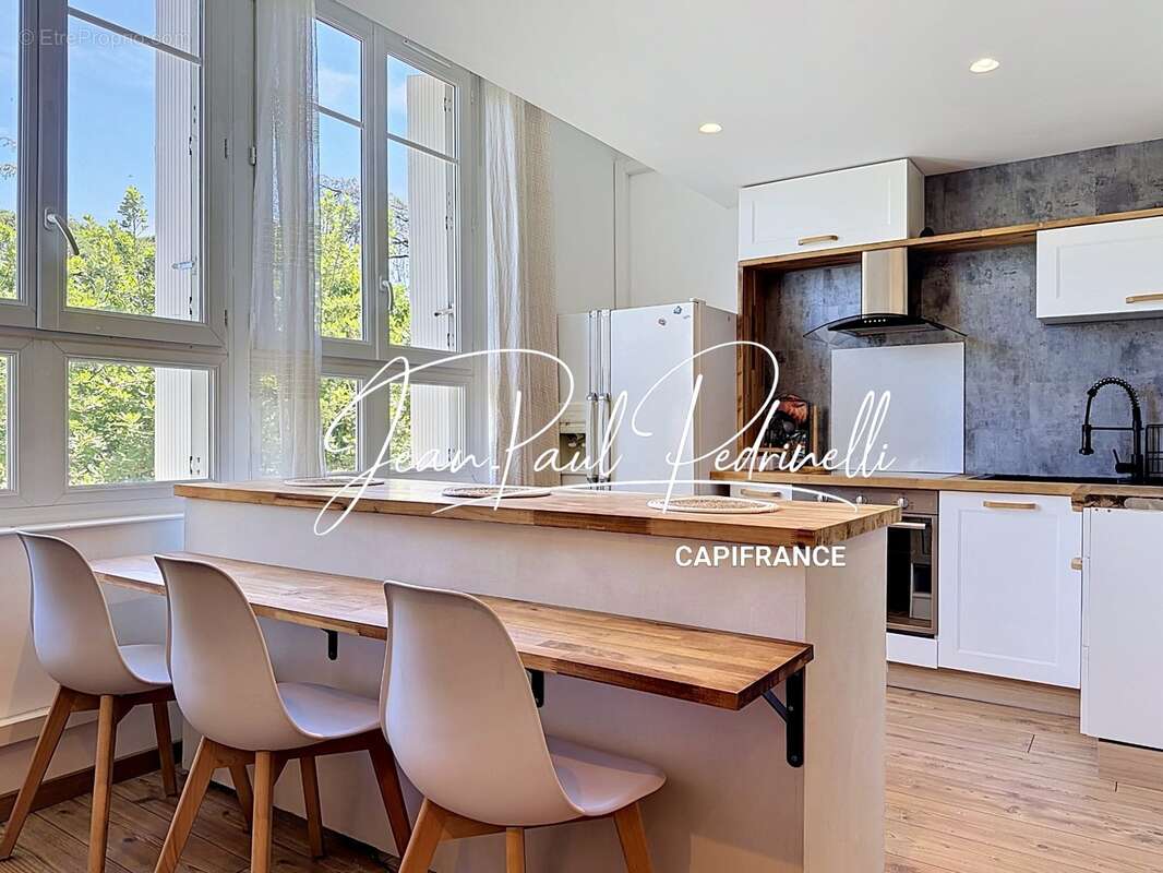 SAINT-RAPHAËL, Duplex 3 pièces 59 m² total,  meublé et équipé,  parking privatif et climatisation - DPE C - photo 2