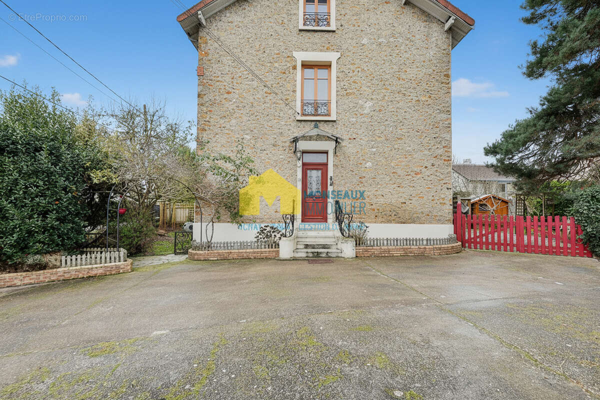 Maison à SAINTE-GENEVIEVE-DES-BOIS