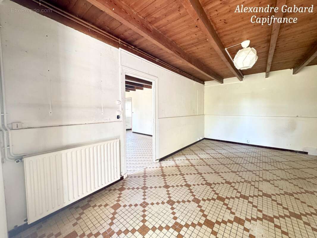 Maison en pierres - 3 chambres - Jardin - Dépendances et fort potentiel - photo 6