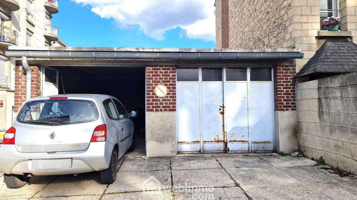Vous bénéficiez également de 2 garages situés à proximité du fonds de commerce - Commerce à LAON